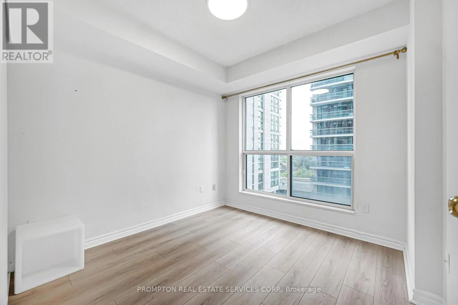 #807 - 7 LORRAINE DRIVE