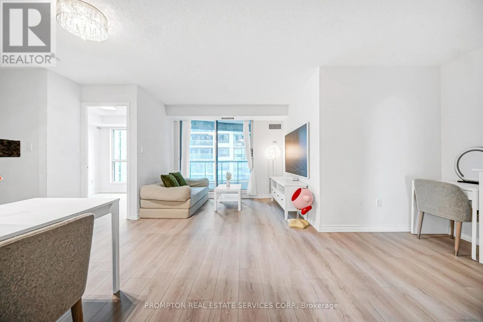 #807 - 7 LORRAINE DRIVE