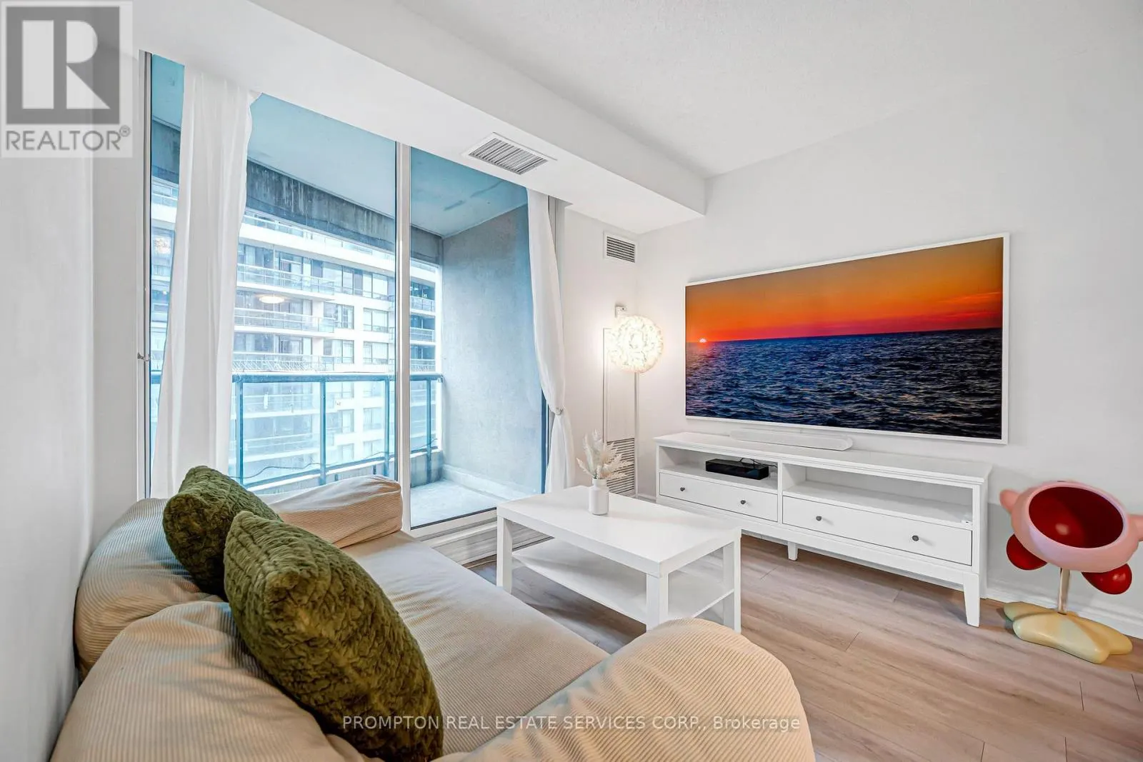#807 - 7 LORRAINE DRIVE