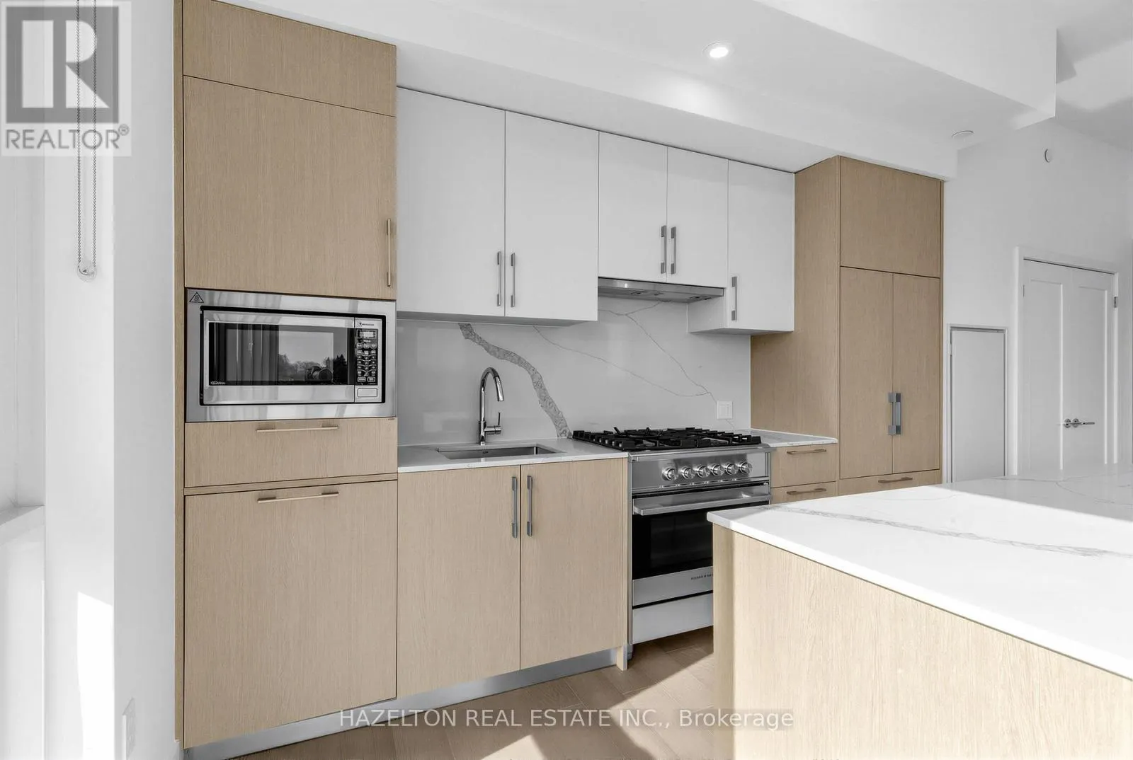 602 - 8 MANOR ROAD W
