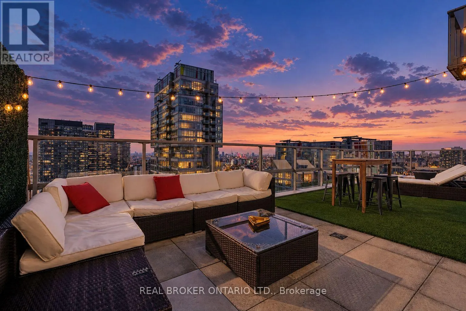 PH02 - 126 SIMCOE STREET