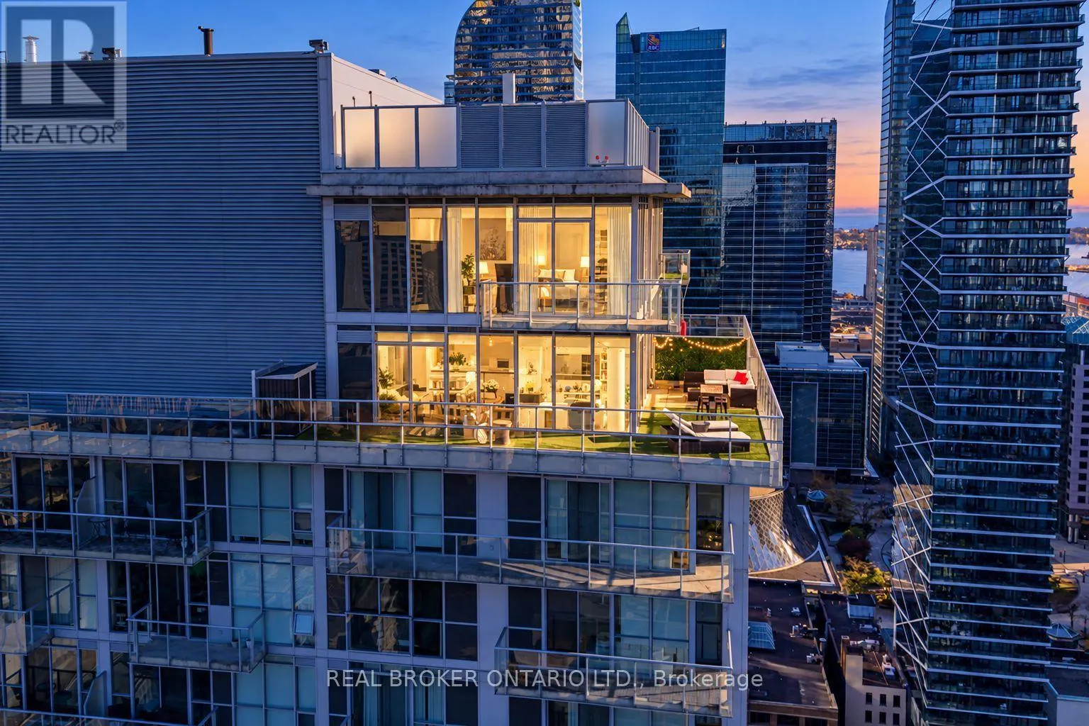 PH02 - 126 SIMCOE STREET