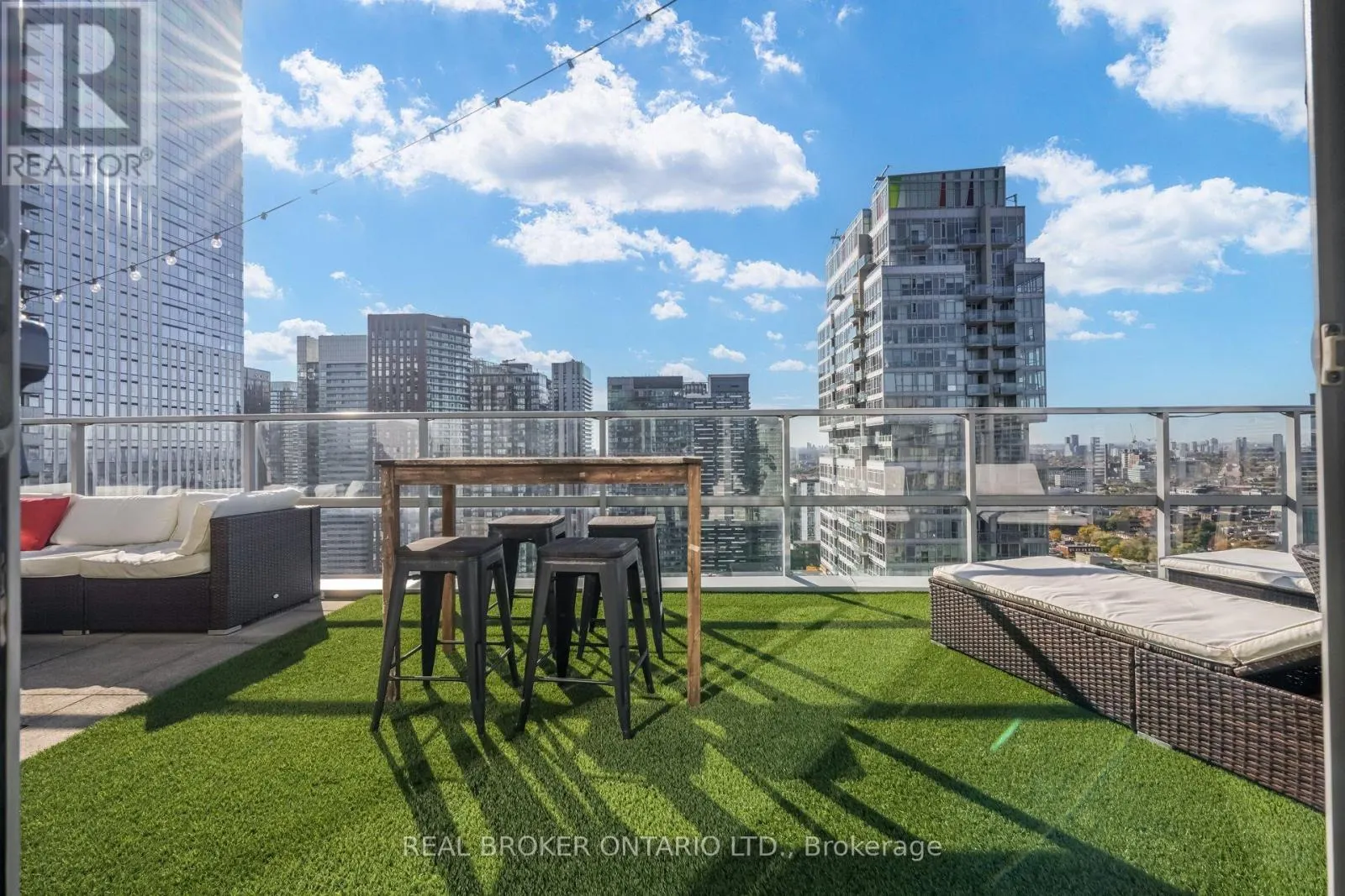 PH02 - 126 SIMCOE STREET