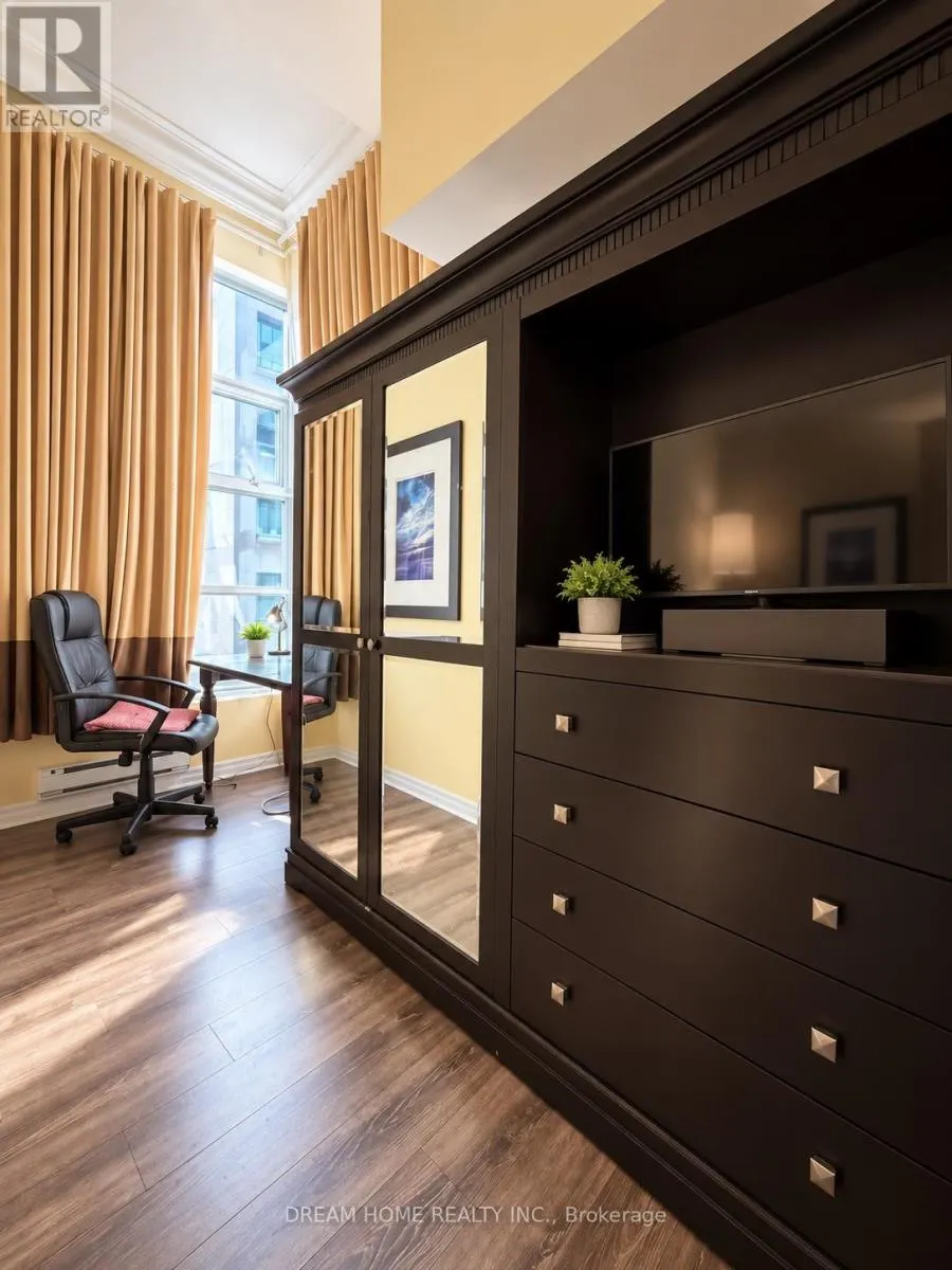 918 - 1 KING STREET W