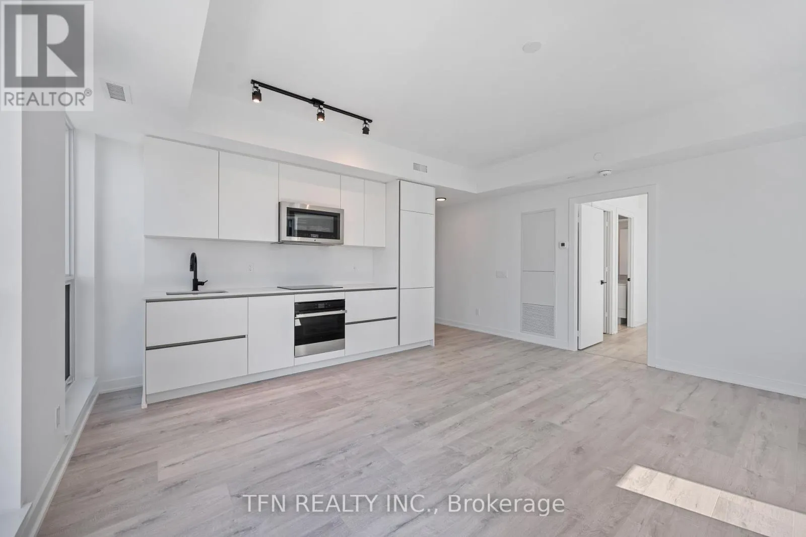 4305 - 327 KING STREET W