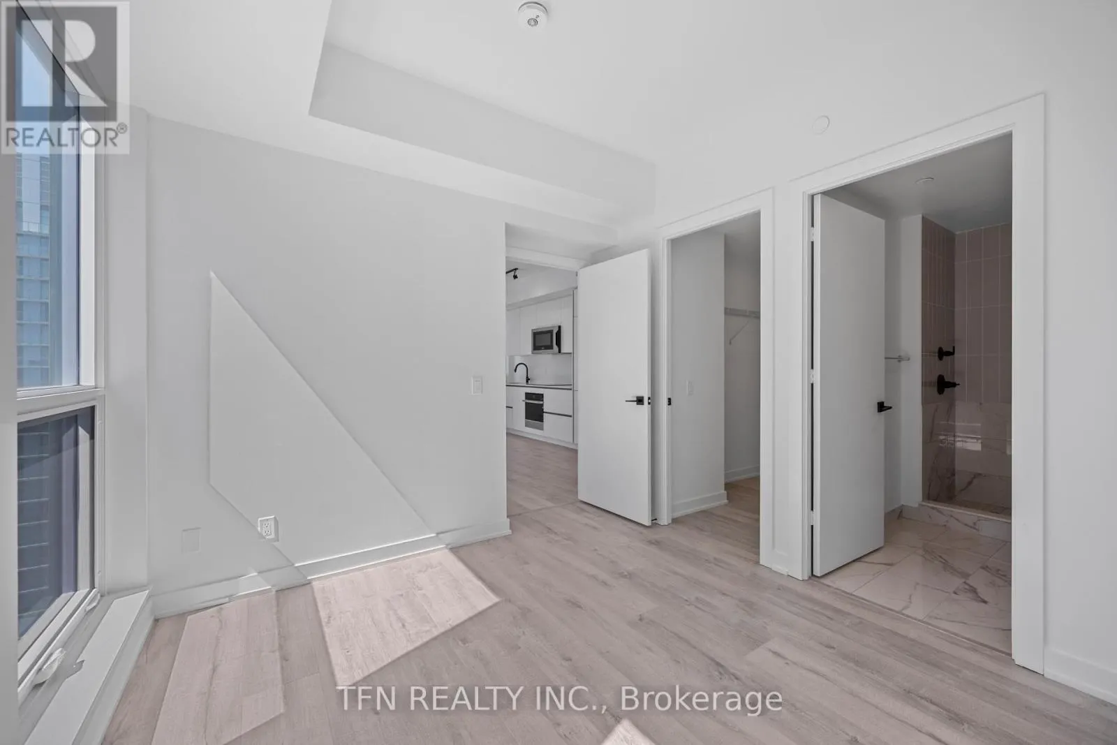 4305 - 327 KING STREET W