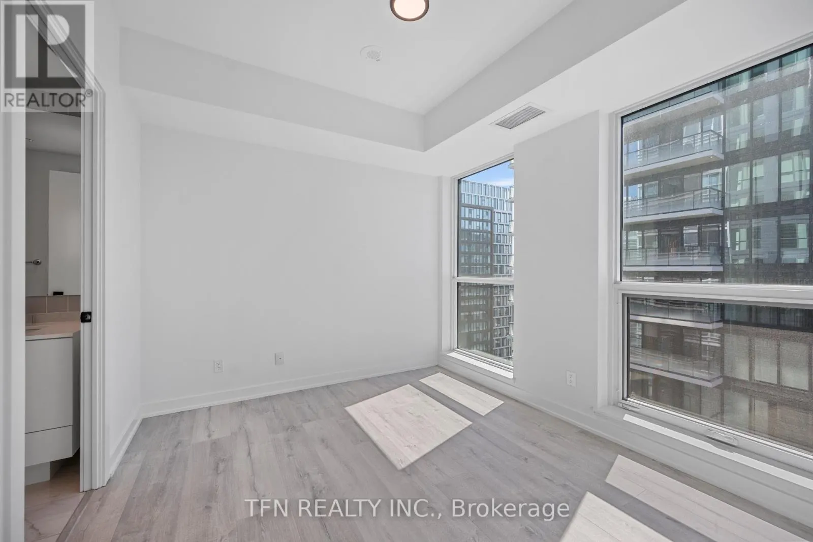4305 - 327 KING STREET W