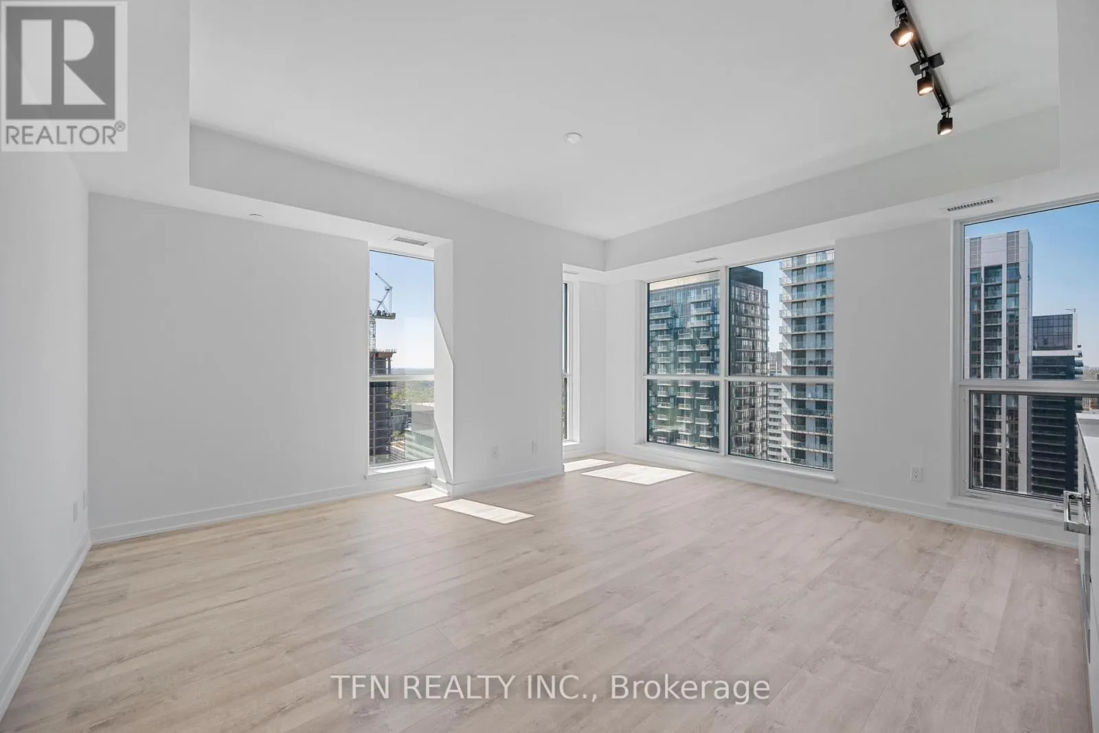 4305 - 327 KING STREET W