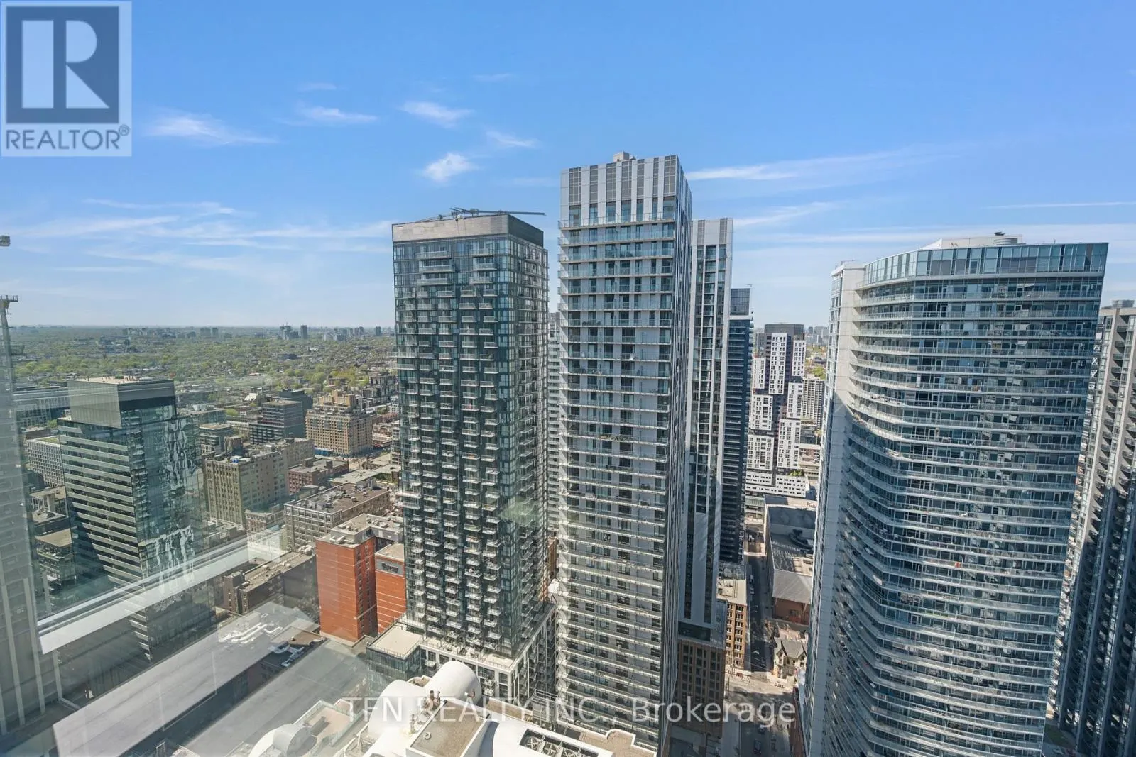 4305 - 327 KING STREET W