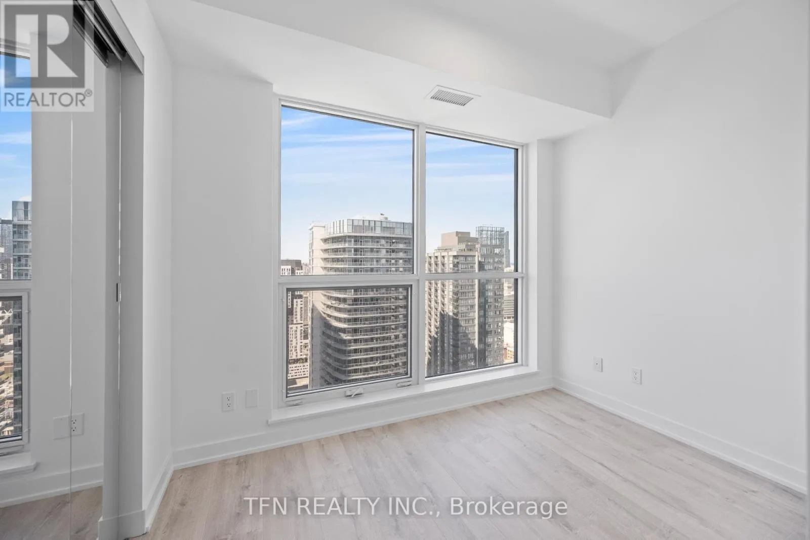 4305 - 327 KING STREET W