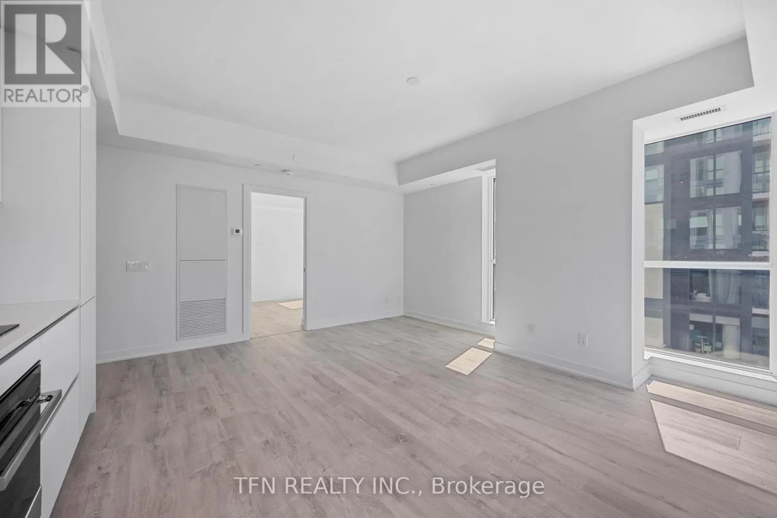 4305 - 327 KING STREET W
