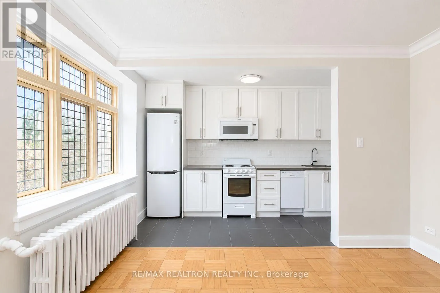 207 - 394 AVENUE ROAD