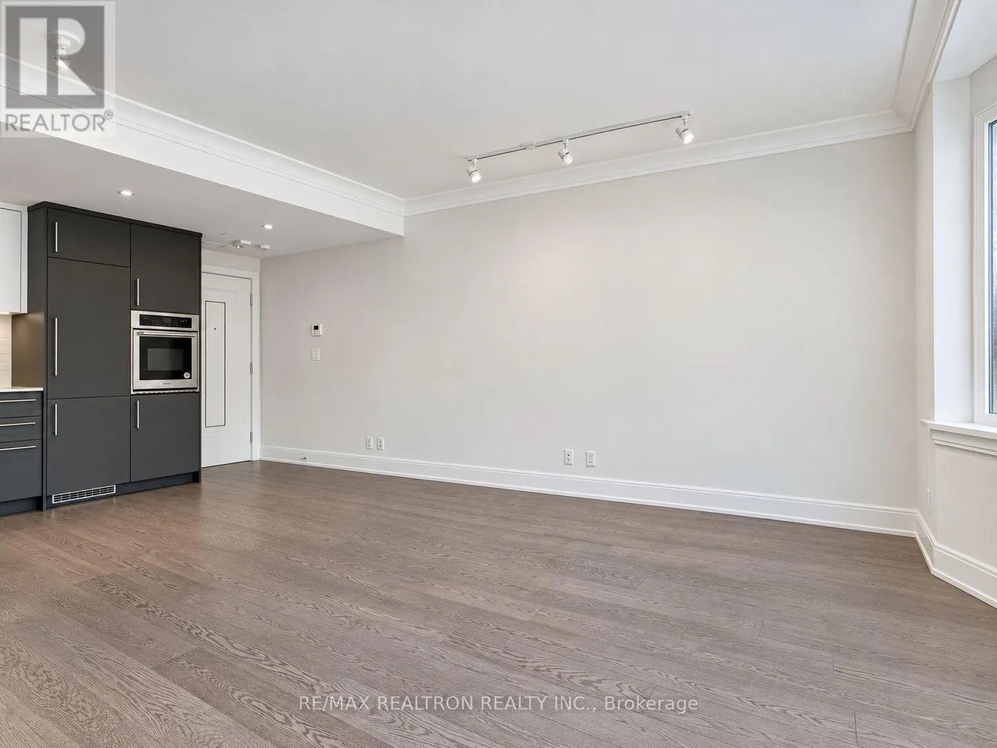 204 - 2 CLARENDON AVENUE