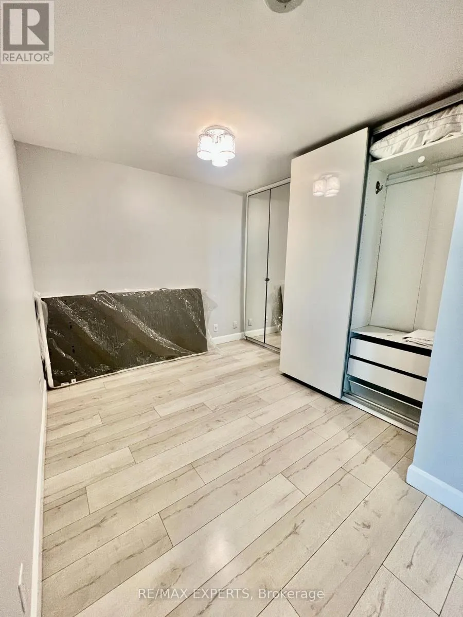 327 - 230 QUEENS QUAY W