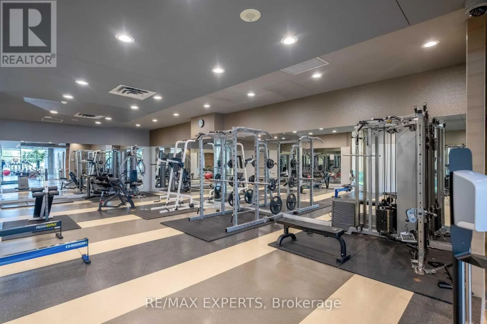 327 - 230 QUEENS QUAY W