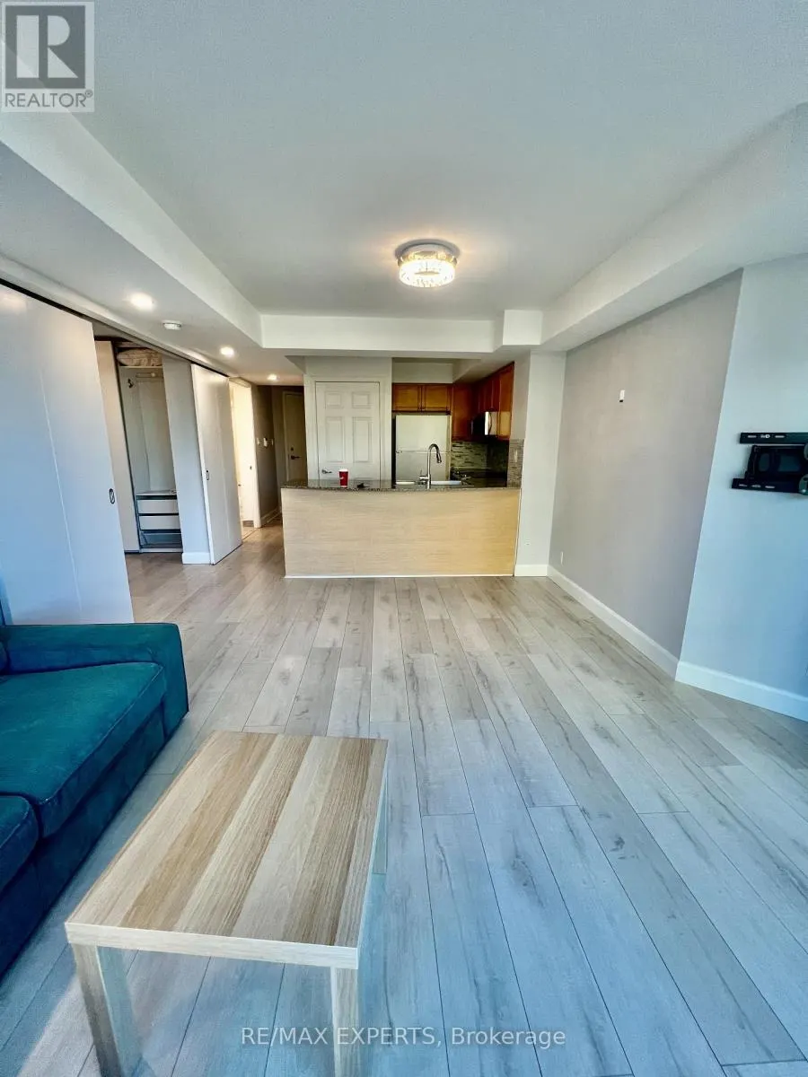 327 - 230 QUEENS QUAY W