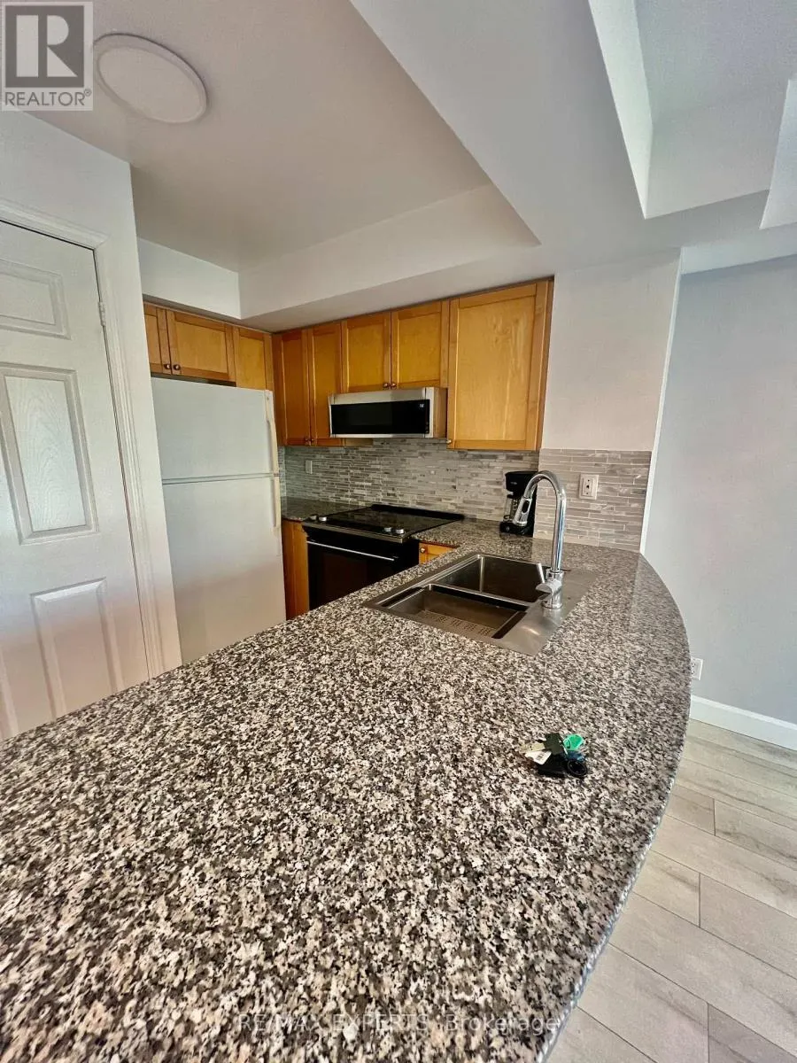 327 - 230 QUEENS QUAY W