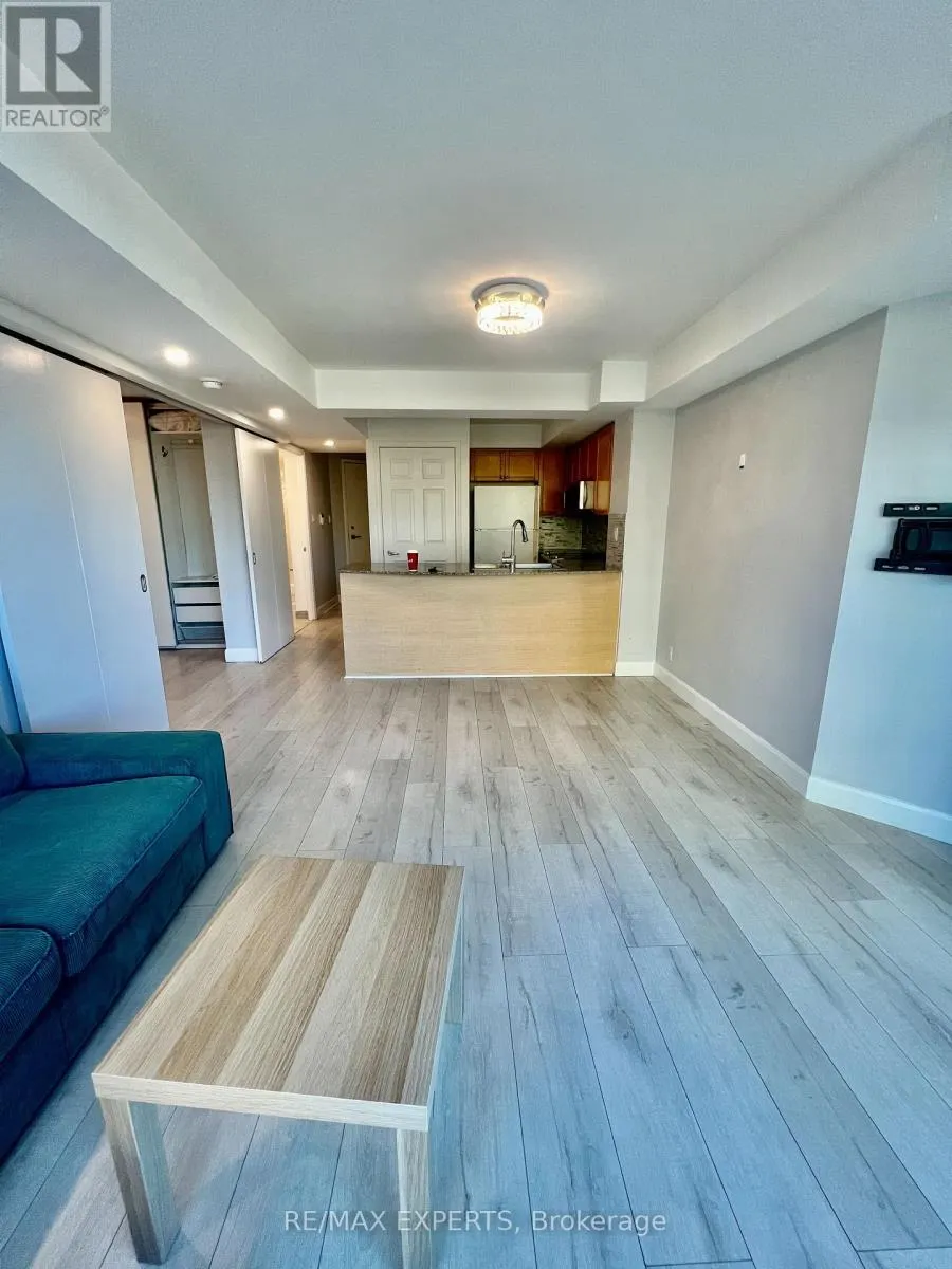 327 - 230 QUEENS QUAY W