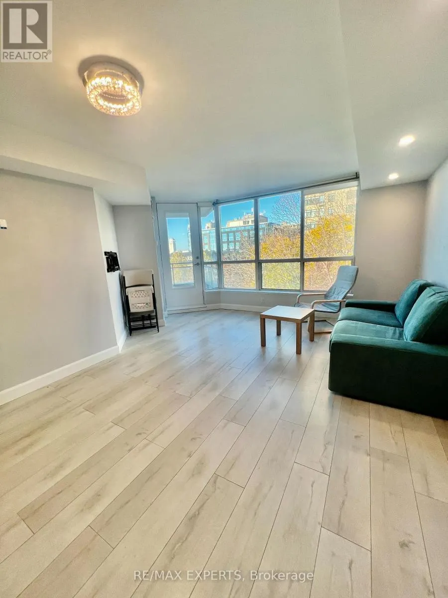 327 - 230 QUEENS QUAY W