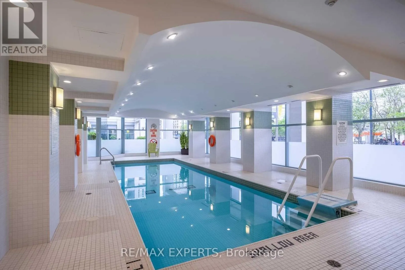 327 - 230 QUEENS QUAY W