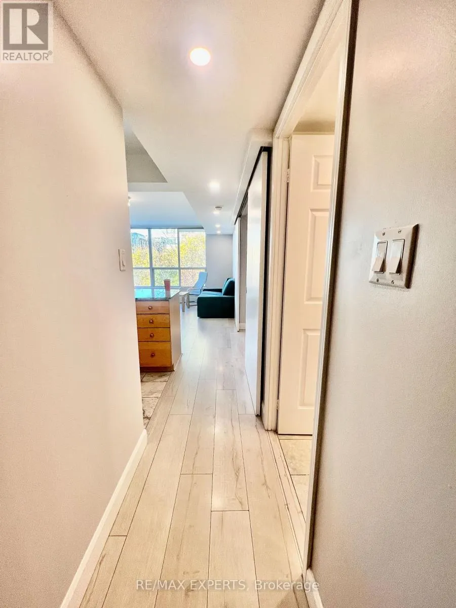 327 - 230 QUEENS QUAY W