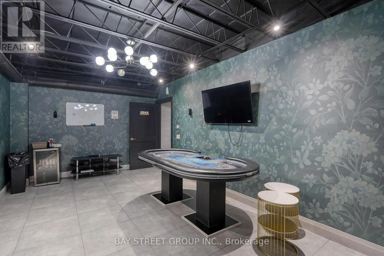 FIRST FLOOR - 405 DUNDAS STREET W