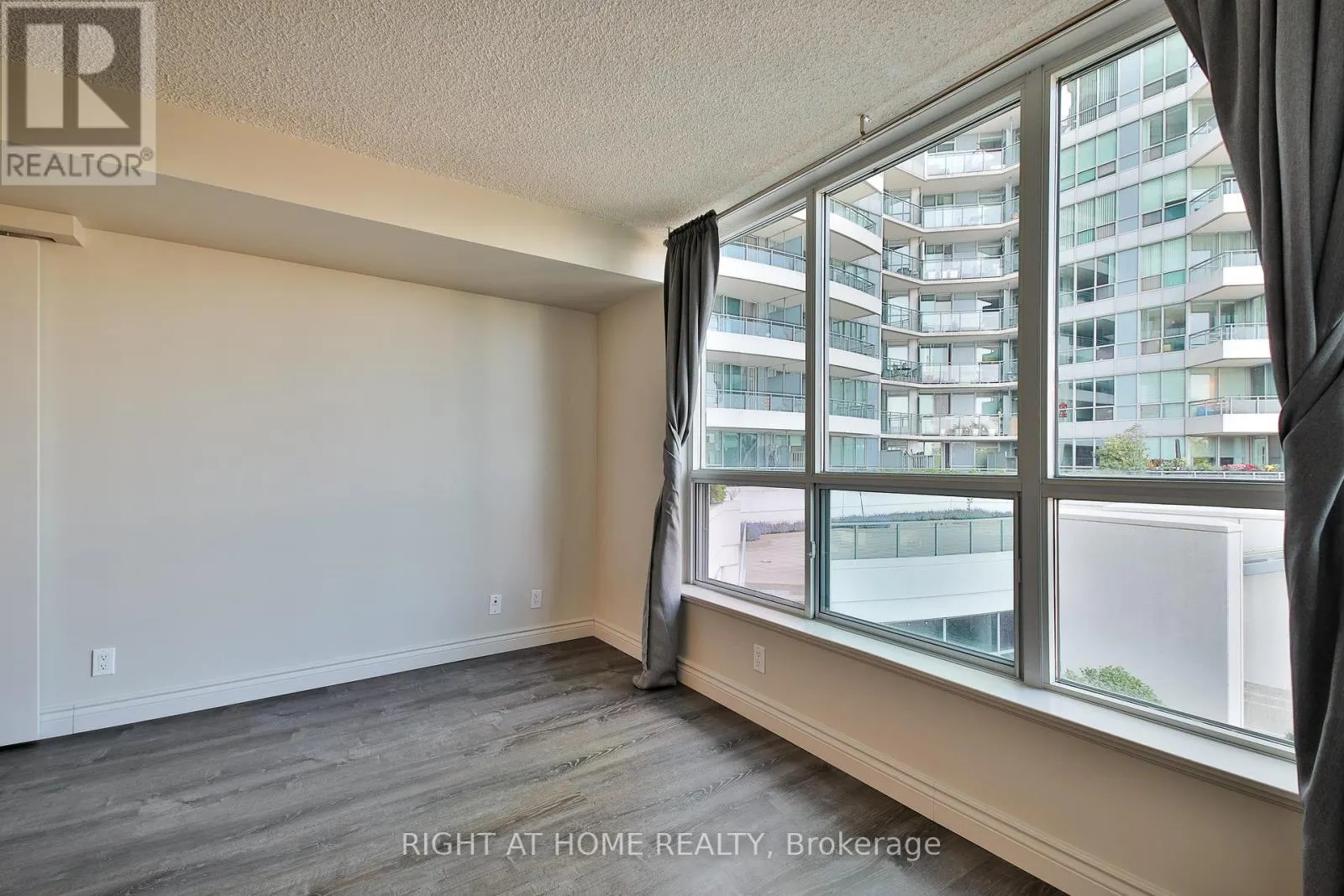 222 - 230 QUEENS QUAY W