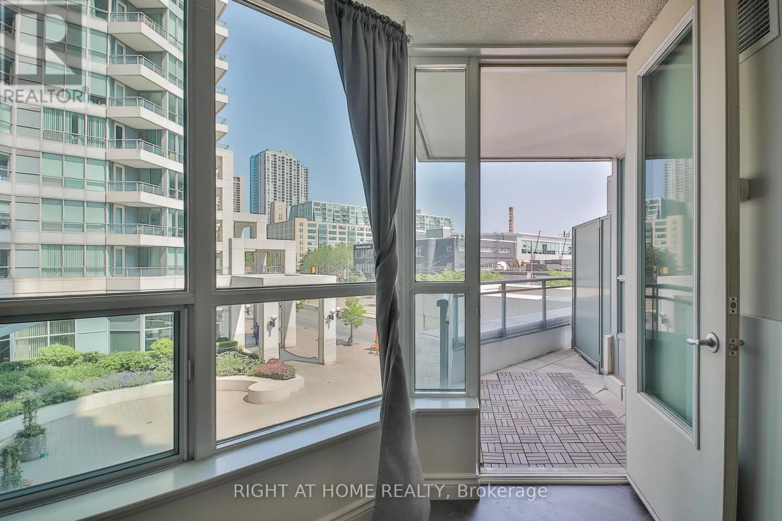 222 - 230 QUEENS QUAY W