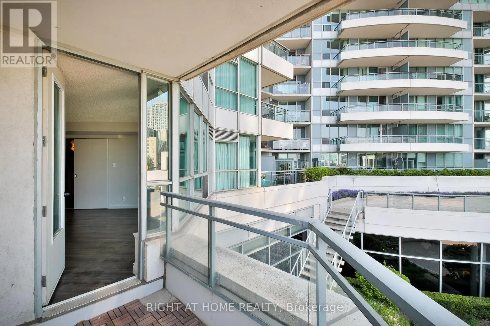 222 - 230 QUEENS QUAY W