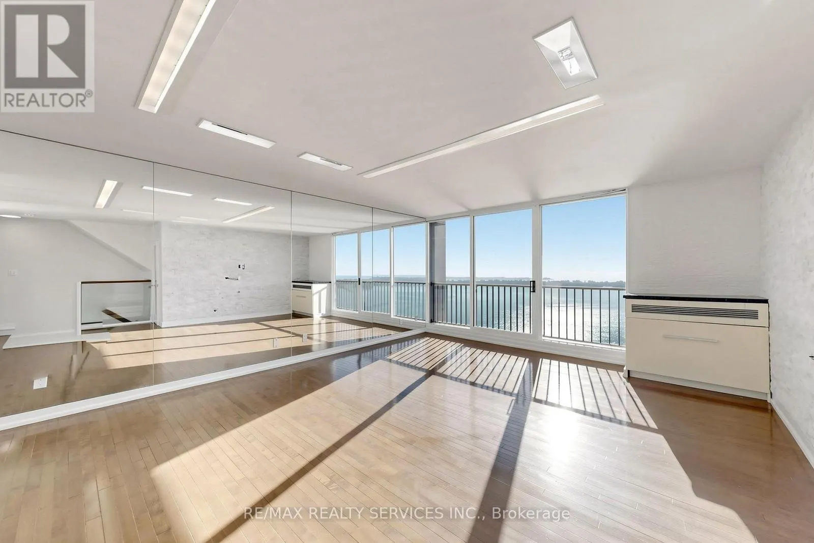 2803 - 33 HARBOUR SQUARE