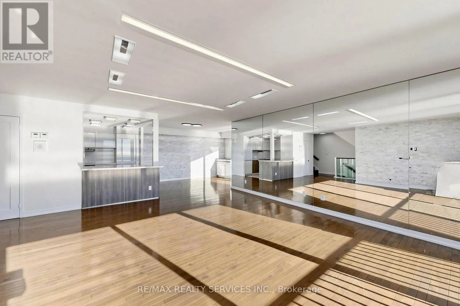 2803 - 33 HARBOUR SQUARE