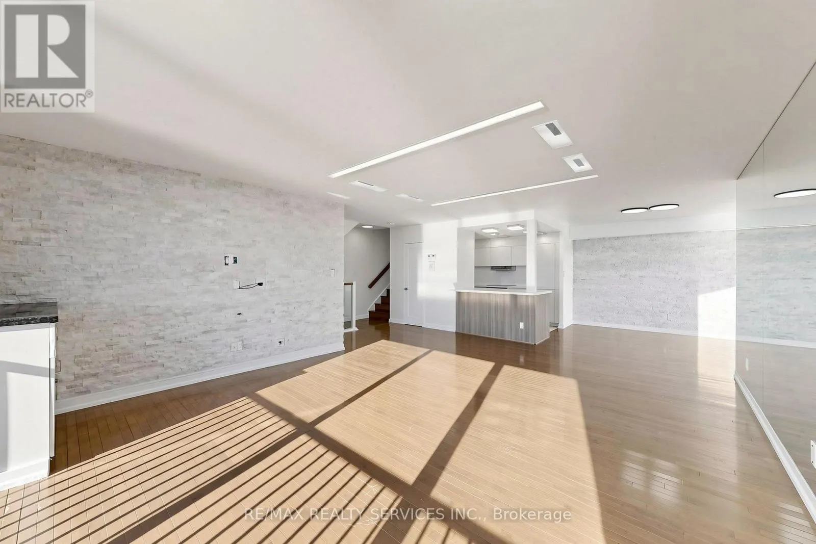 2803 - 33 HARBOUR SQUARE