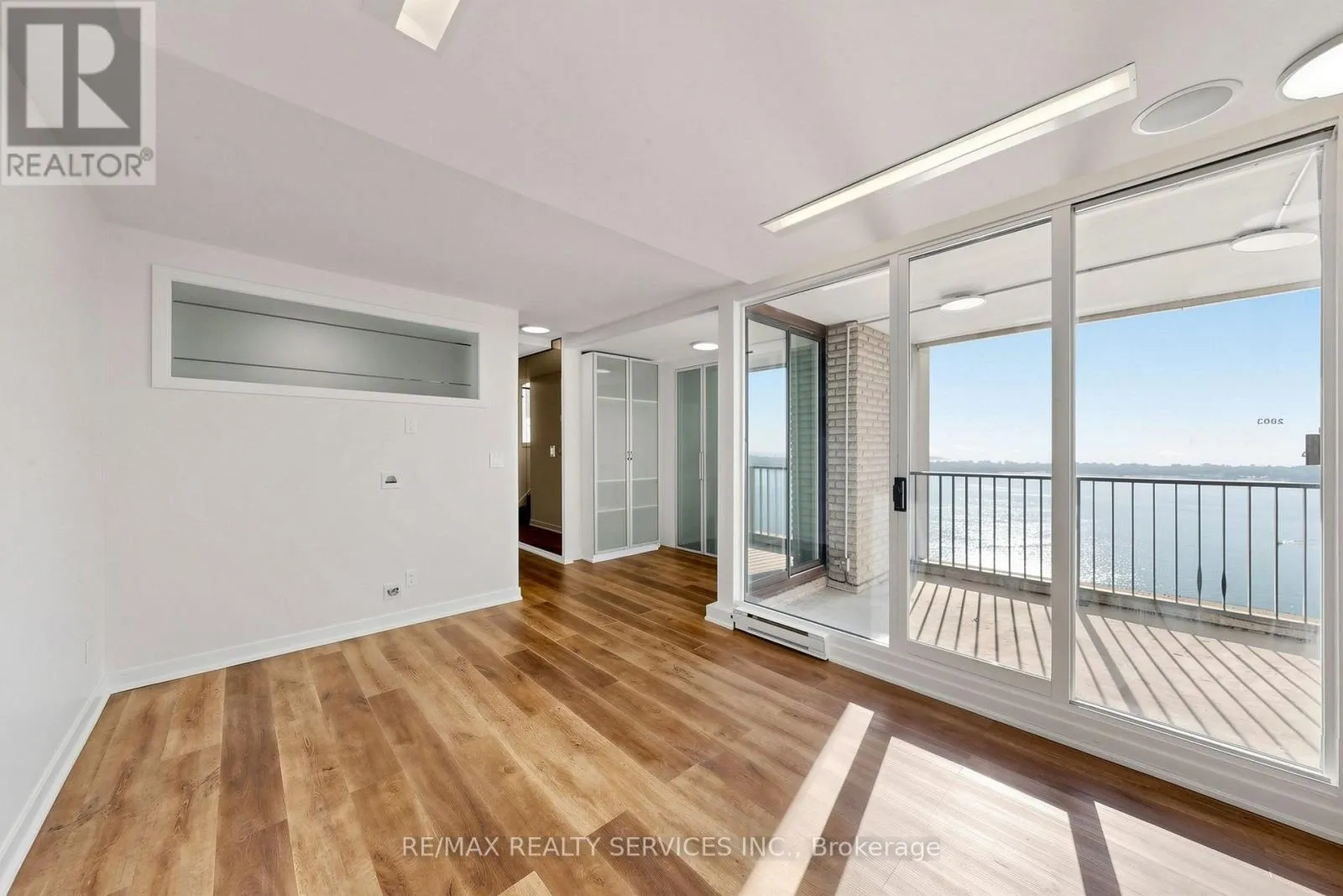 2803 - 33 HARBOUR SQUARE