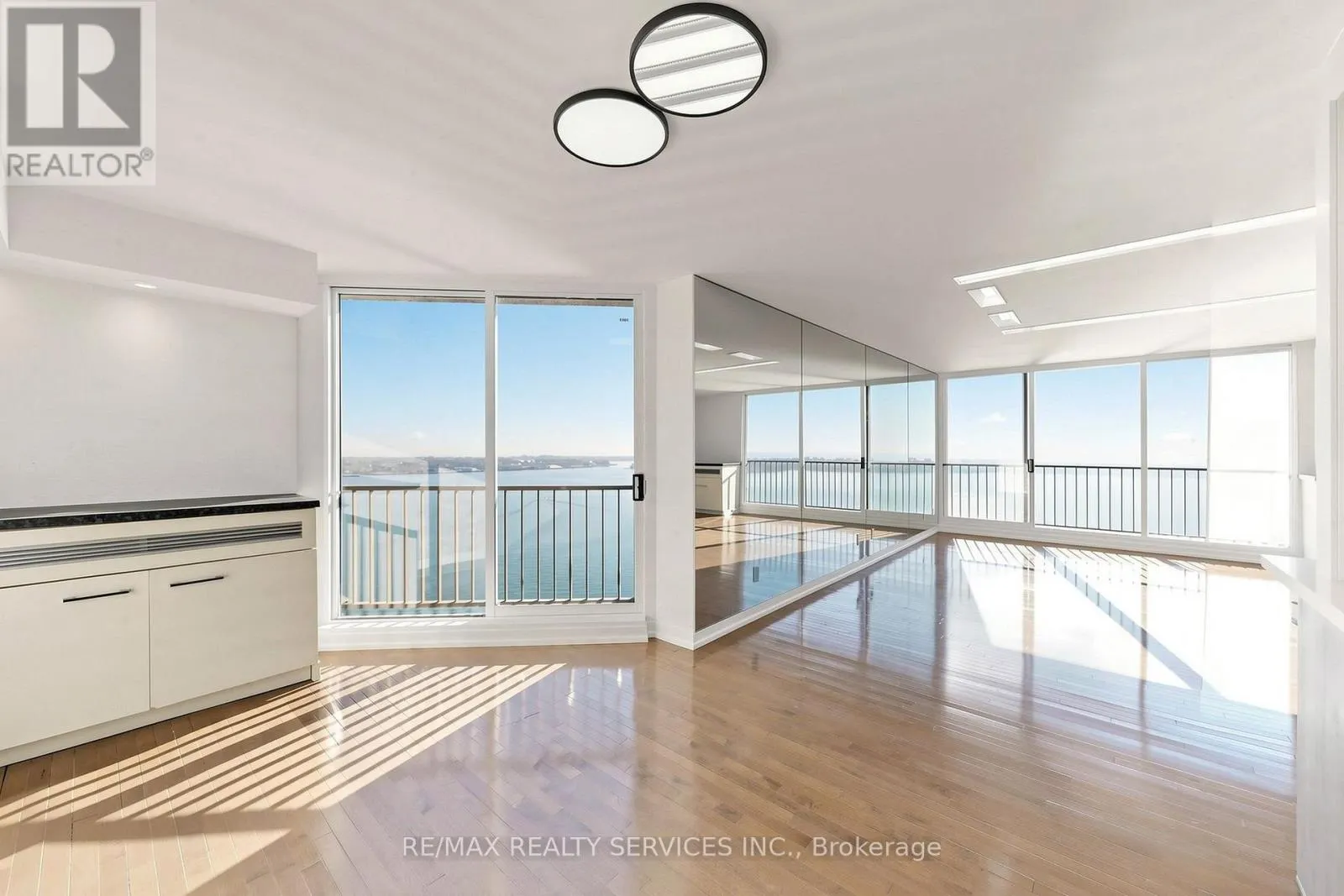2803 - 33 HARBOUR SQUARE