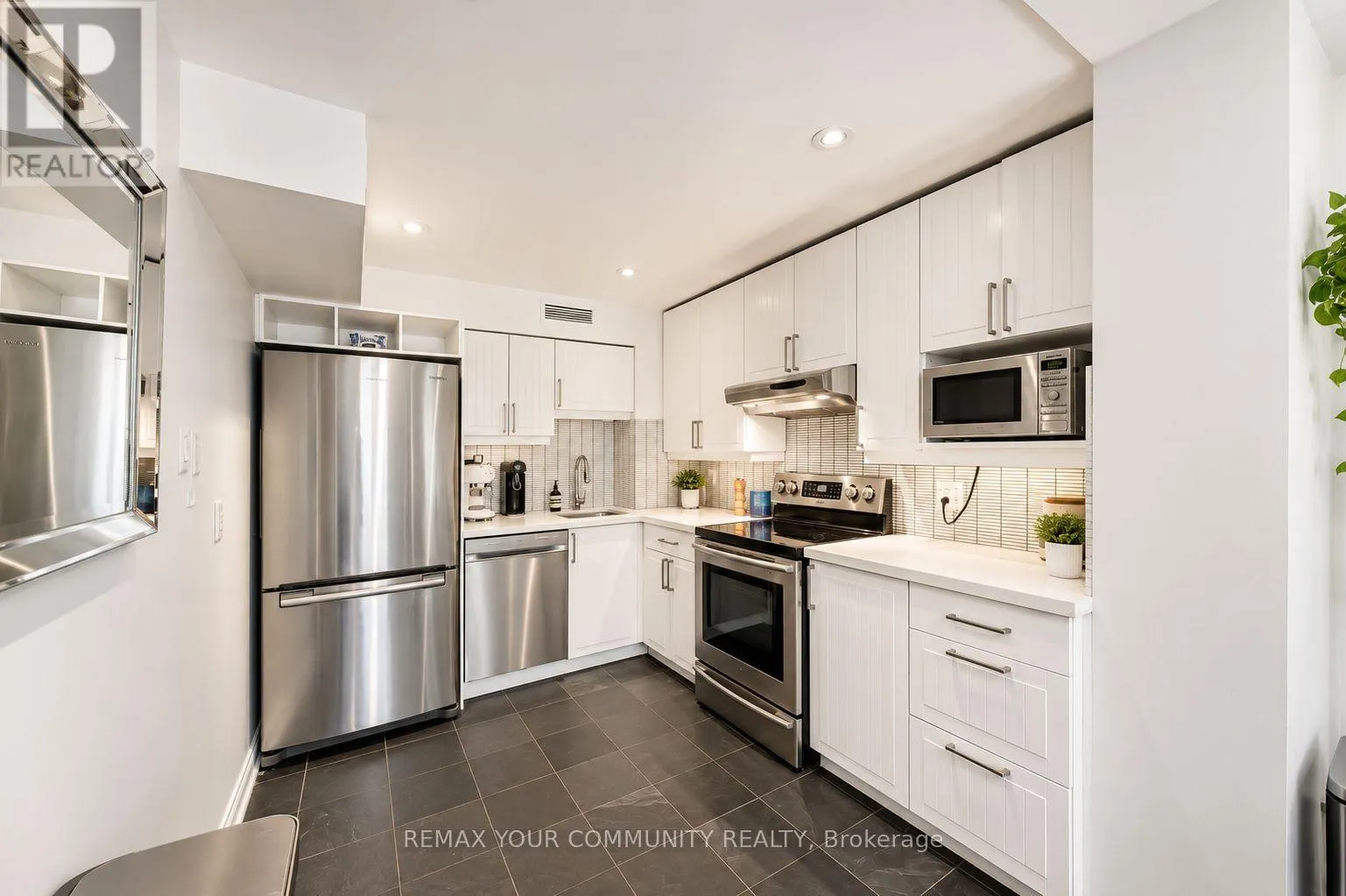 3 - 105 HEATH STREET W
