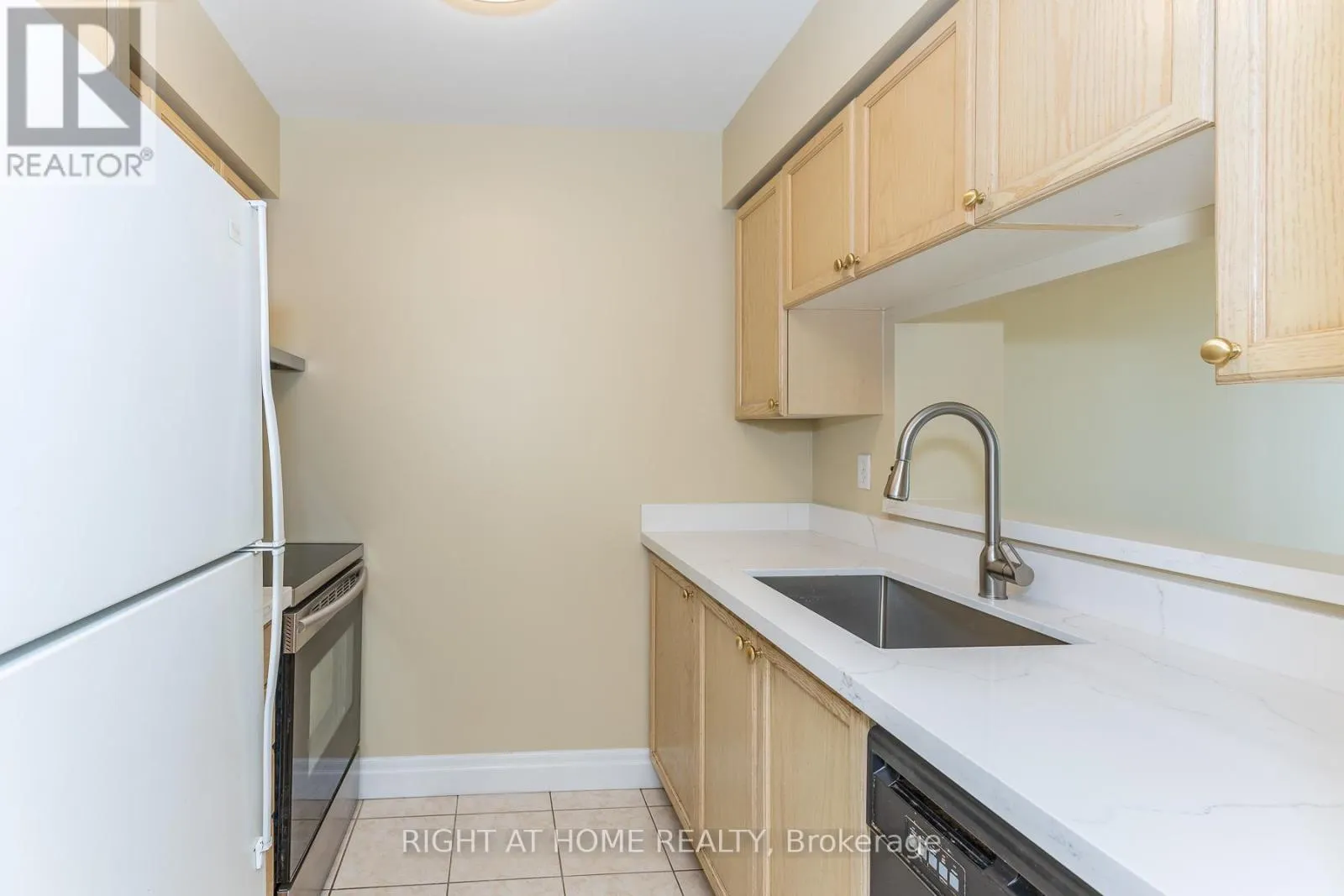 1706 - 3 PEMBERTON AVENUE