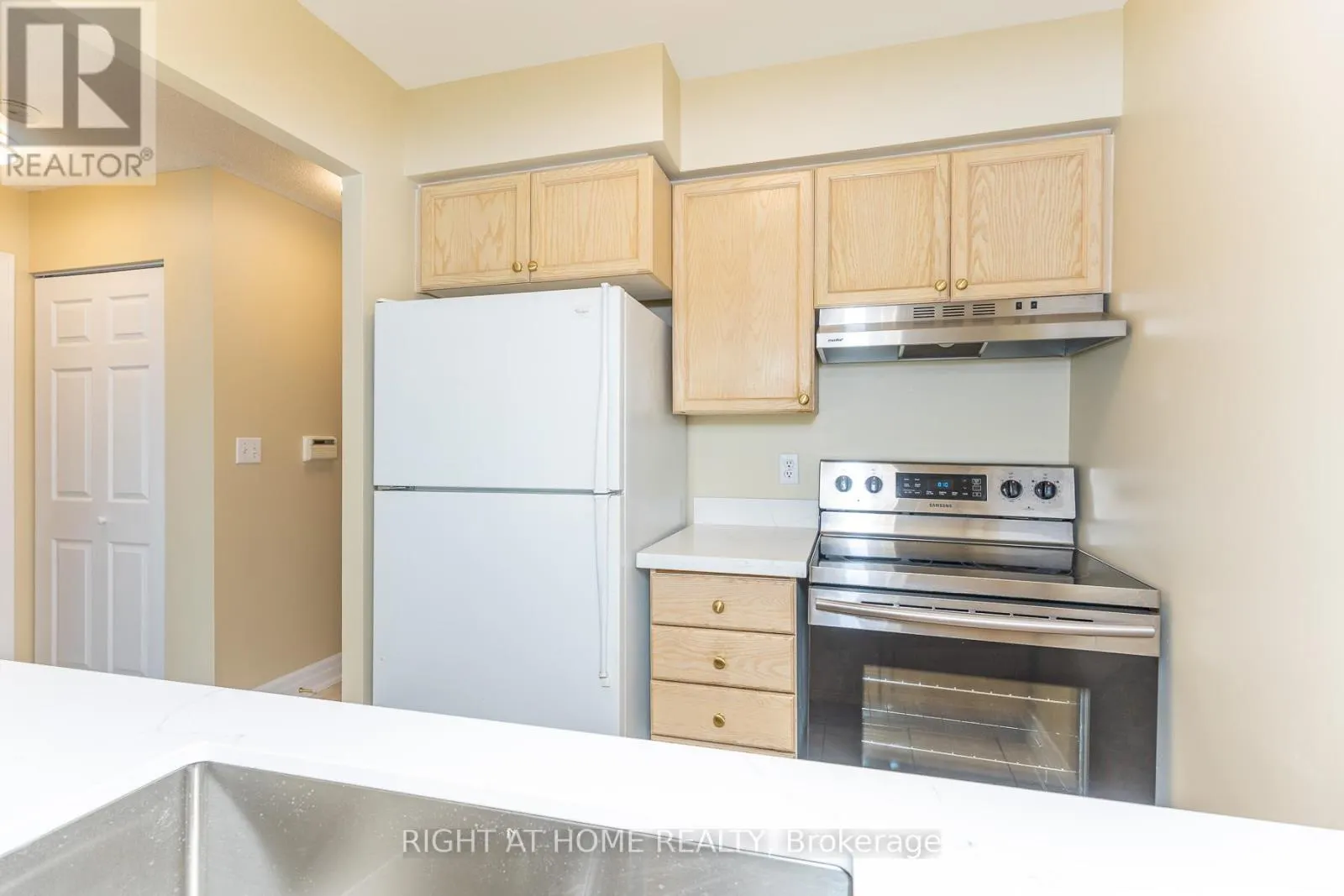 1706 - 3 PEMBERTON AVENUE