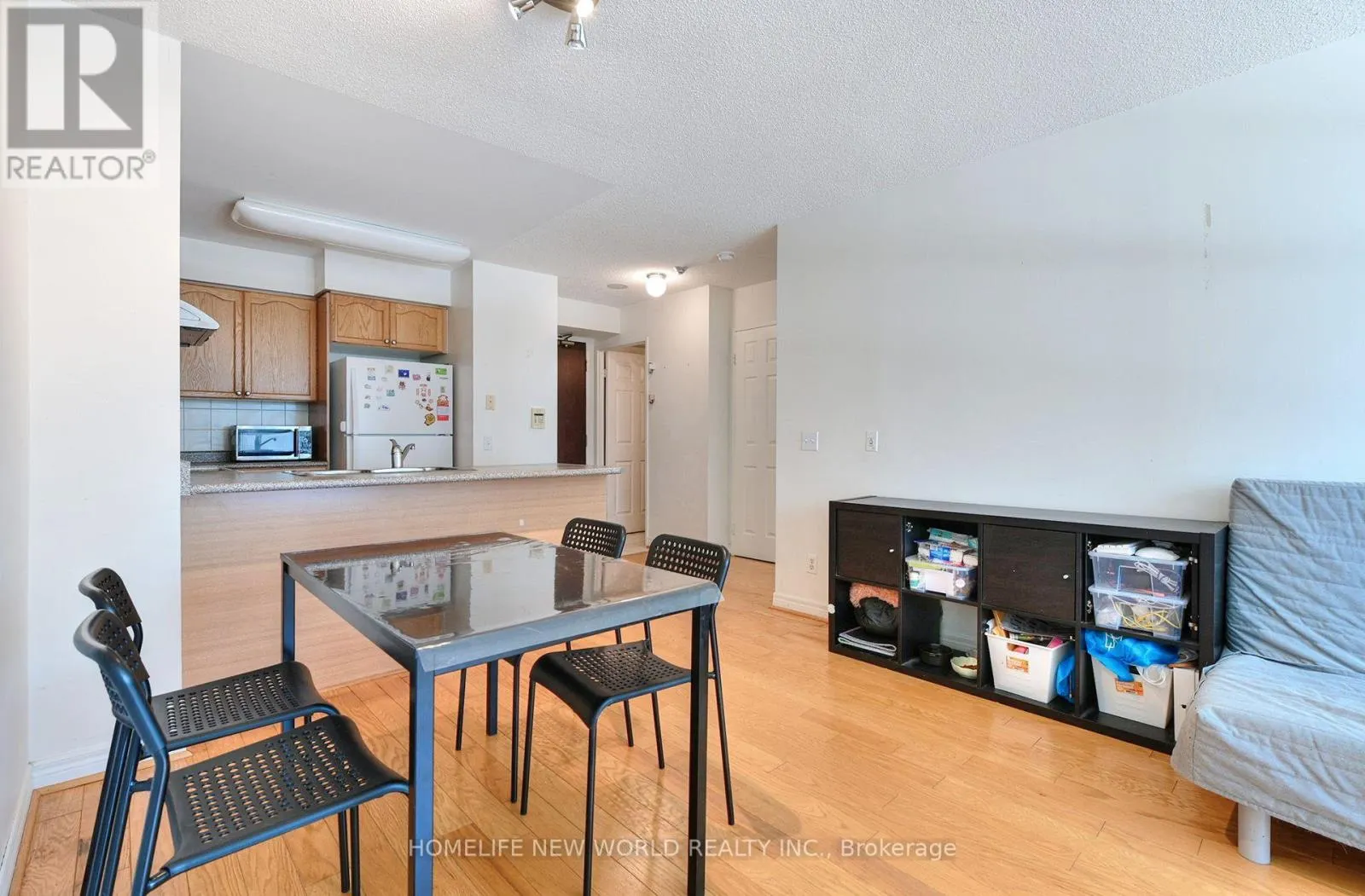 811 - 18 PARKVIEW AVENUE