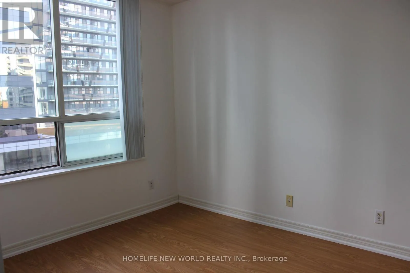811 - 18 PARKVIEW AVENUE