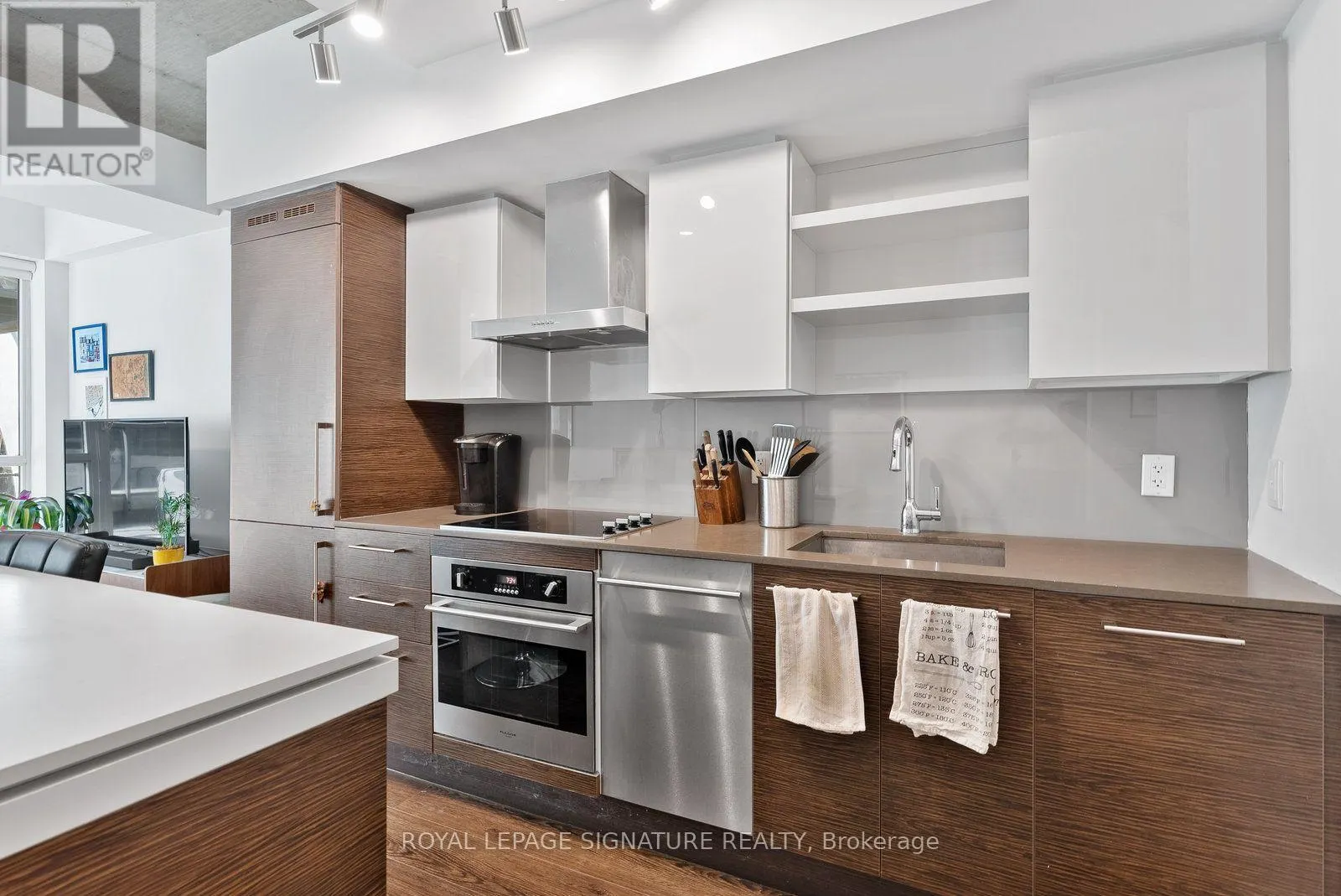 333 - 1030 KING STREET W