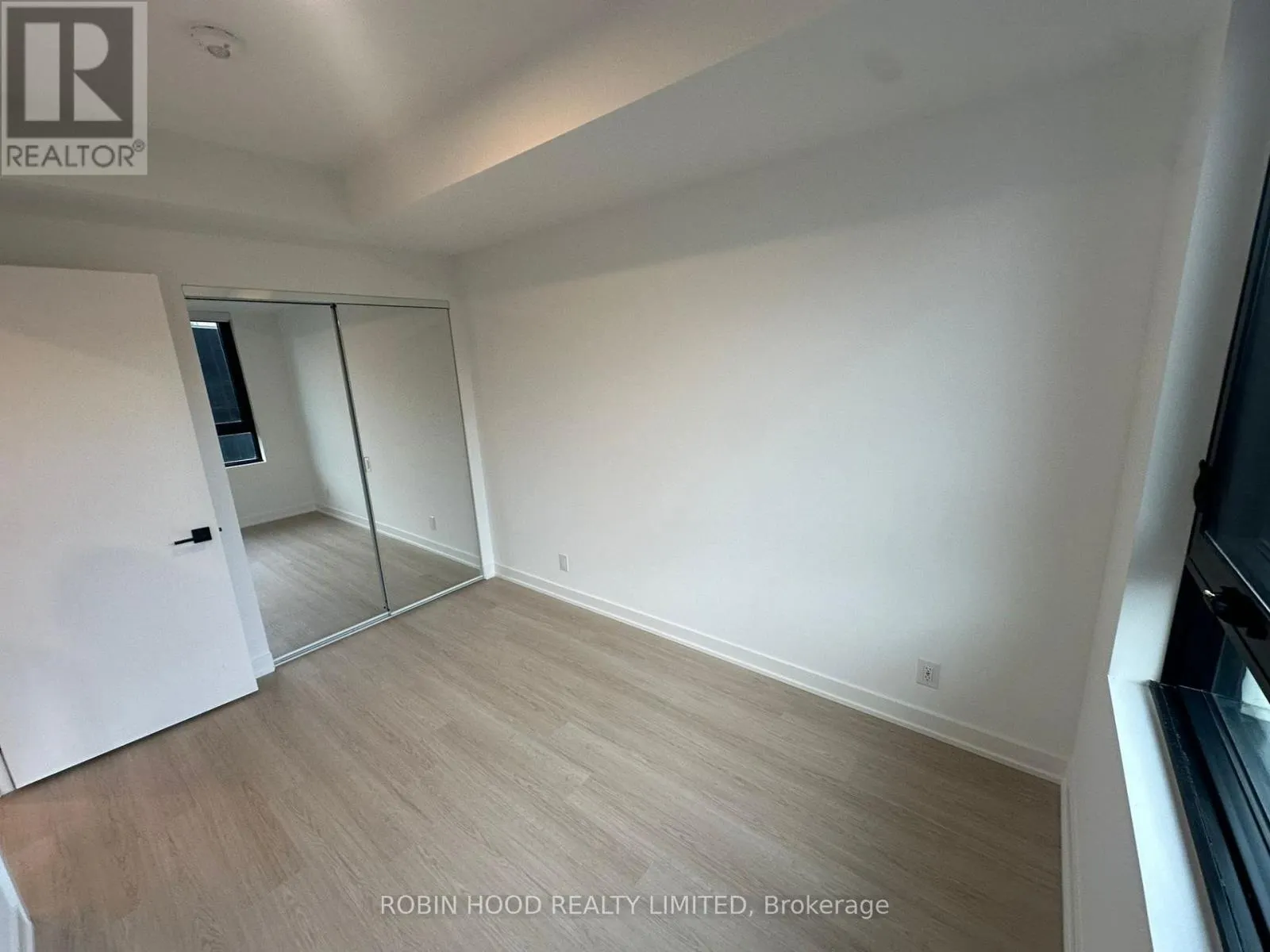 811 - 699 SHEPPARD AVENUE E