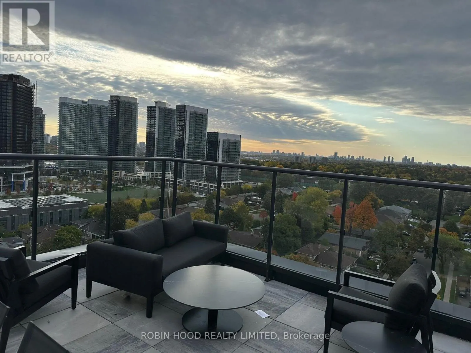 811 - 699 SHEPPARD AVENUE E