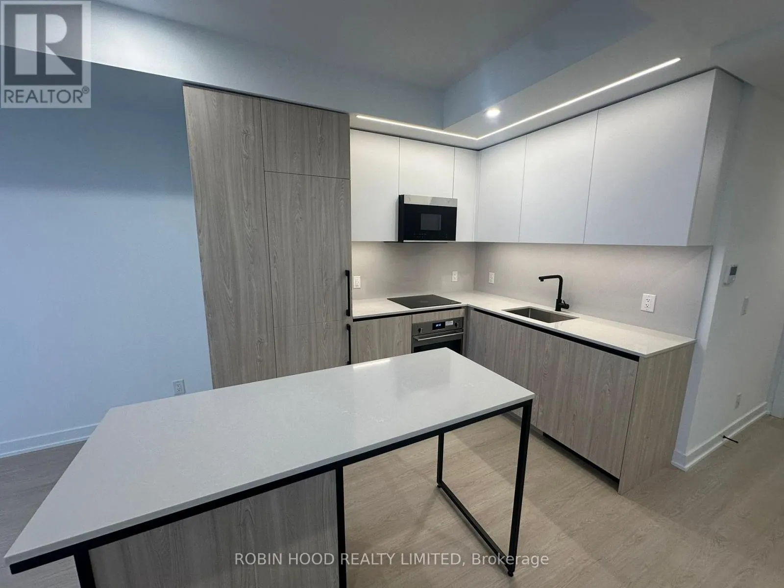 811 - 699 SHEPPARD AVENUE E