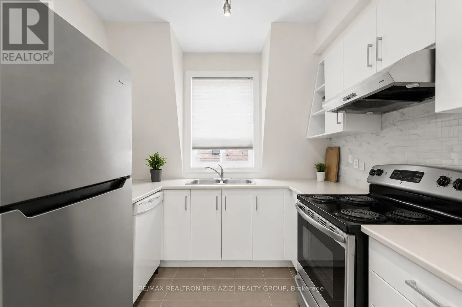 304 ROSELAWN AVENUE