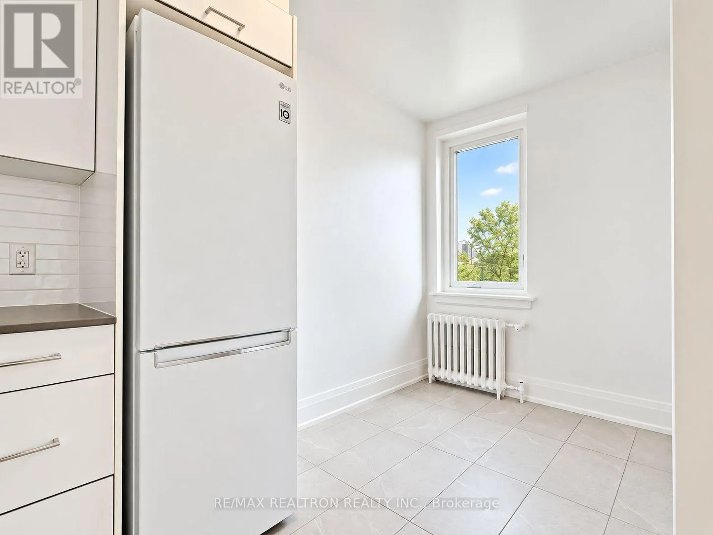 322 - 398 AVENUE ROAD