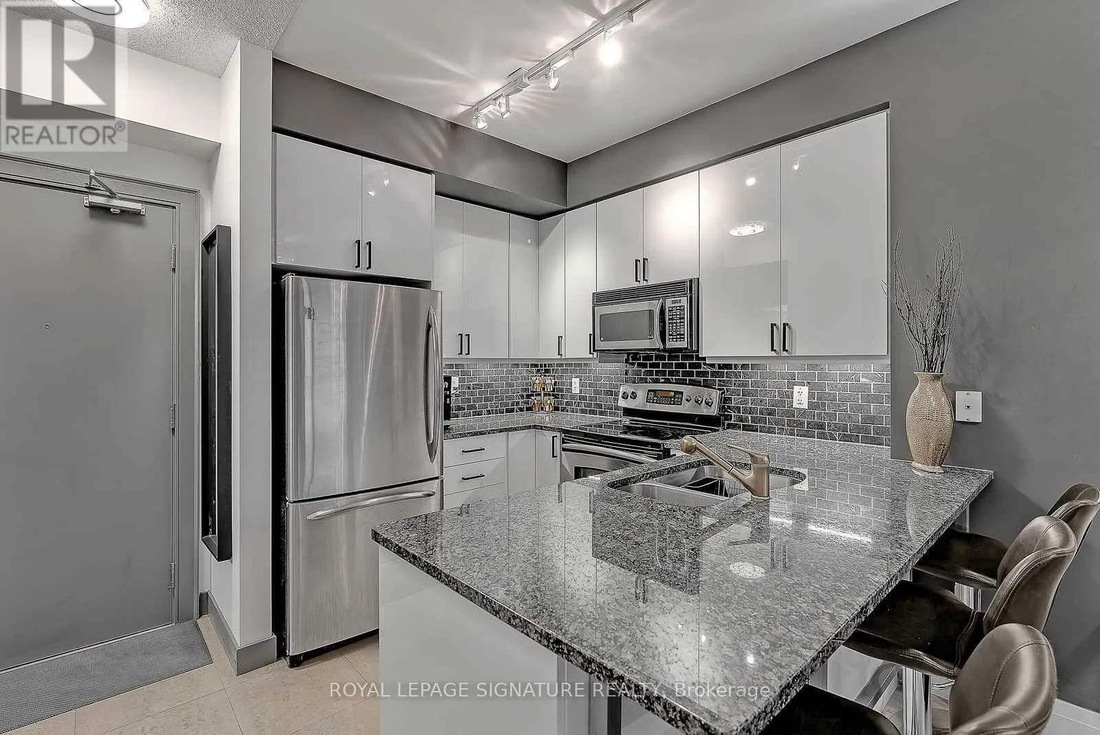 1315 - 438 KING STREET W