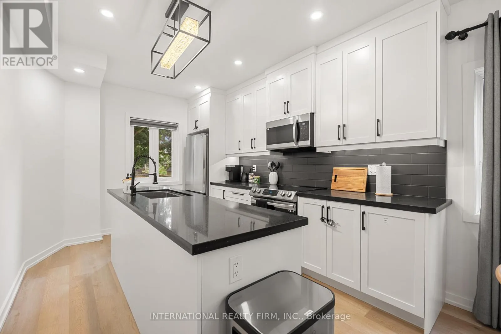 171 DUPLEX AVENUE