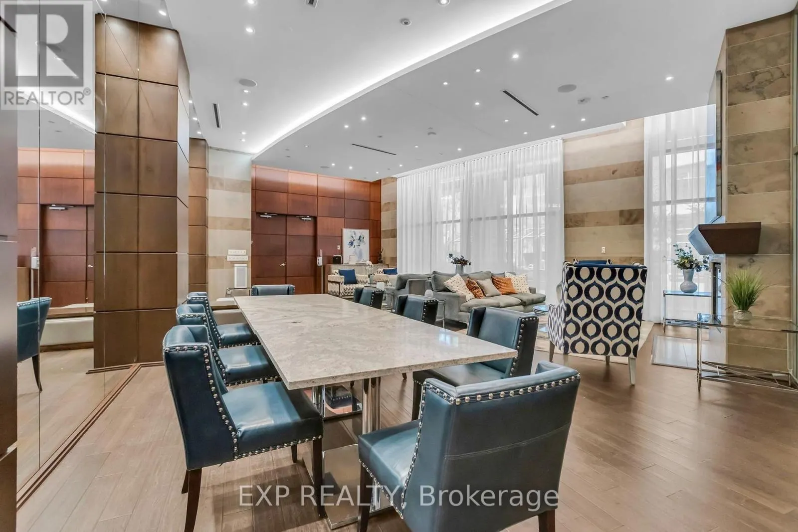 806 - 2181 YONGE STREET