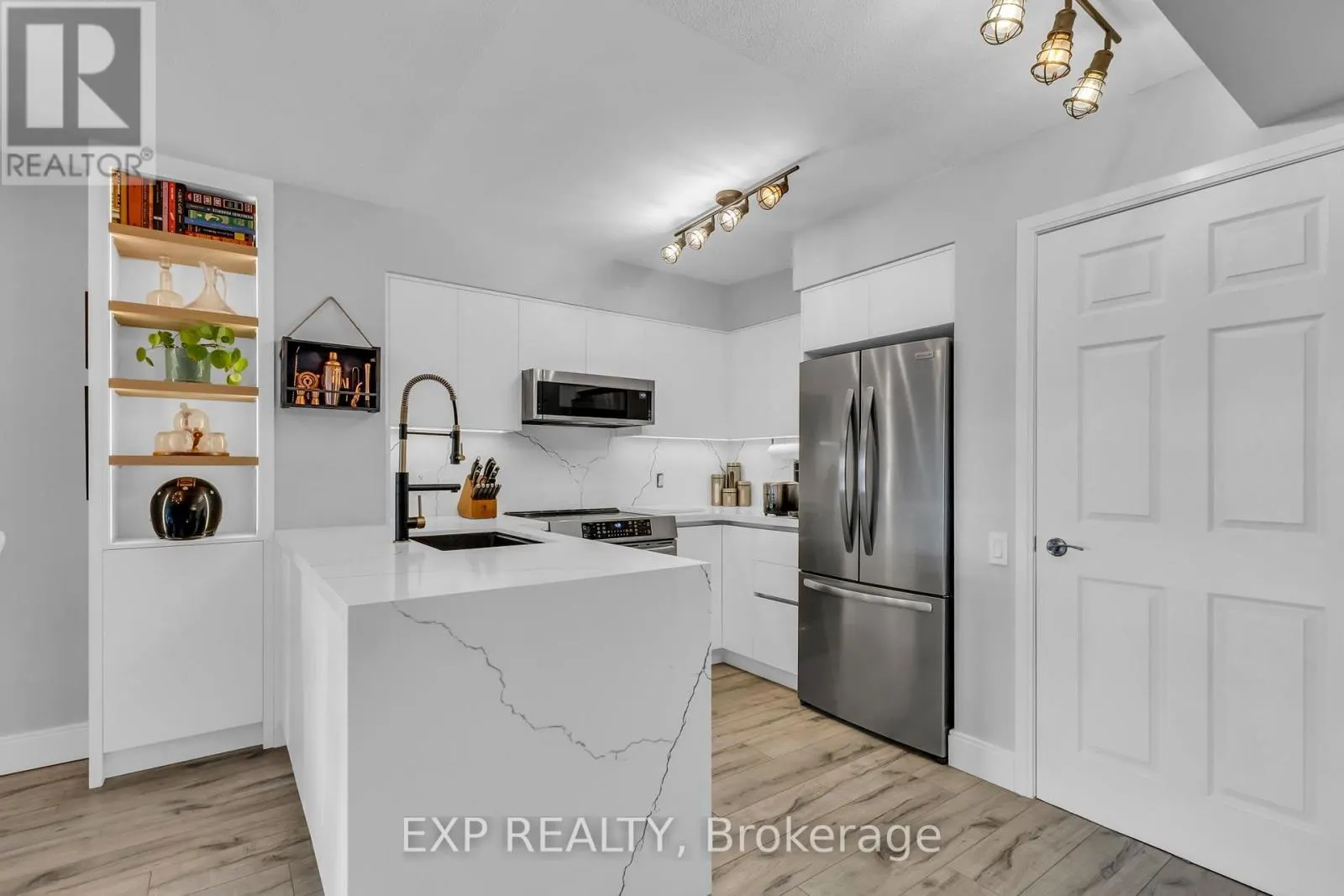 806 - 2181 YONGE STREET