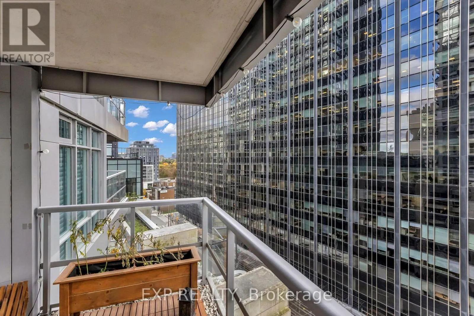806 - 2181 YONGE STREET